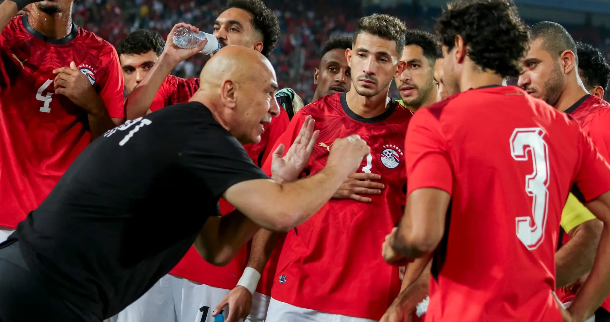 Entrenador dando instrucciones a jugadores de Egipto