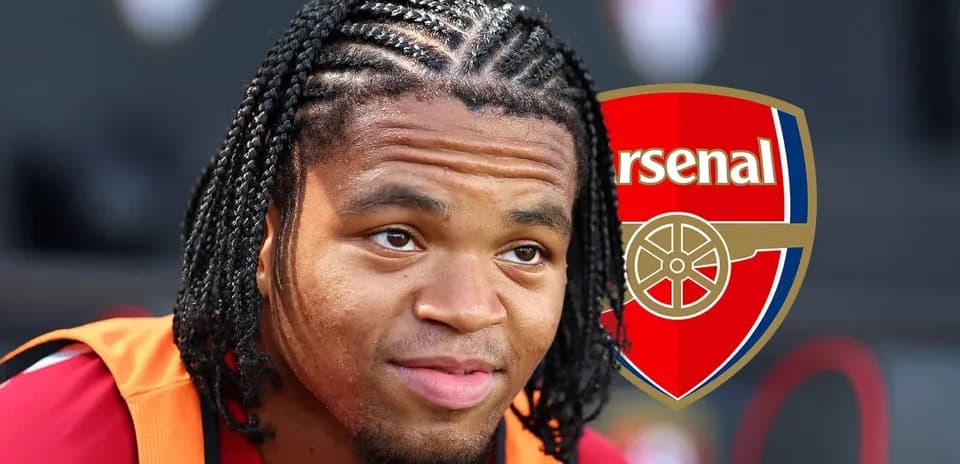 Jugador de Arsenal posando con cabello trenzado