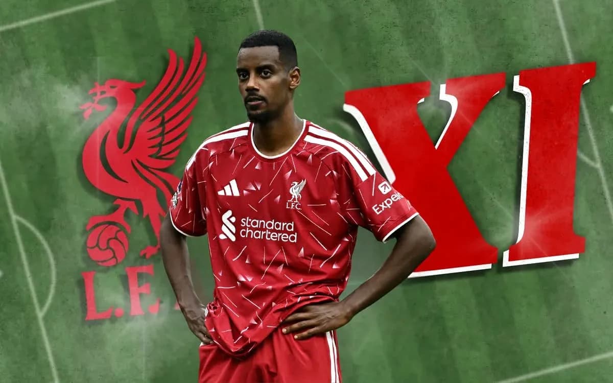 Jugador de Liverpool con camiseta roja en el campo