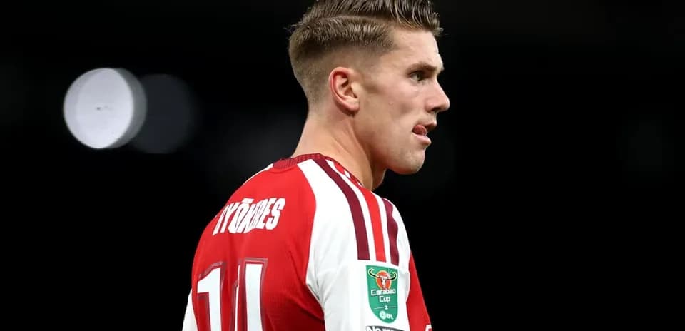 Jugador con camiseta roja durante el partido