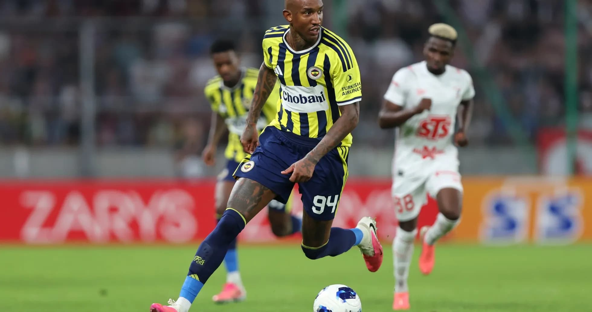 Jugador de Fenerbahçe avanzando con el balón