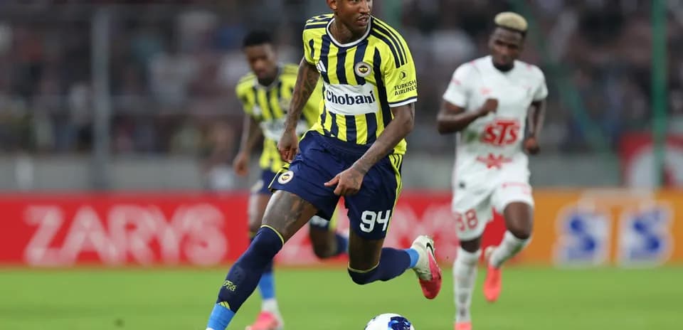 Jugador de Fenerbahçe avanzando con el balón