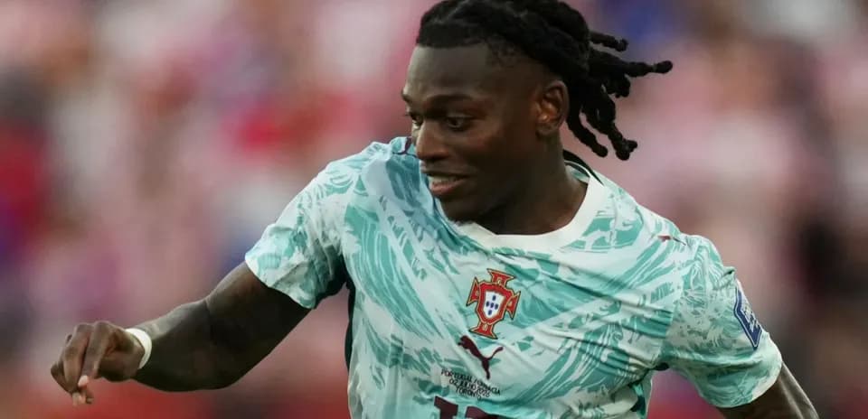 Jugador de Portugal corriendo con el balón en partido