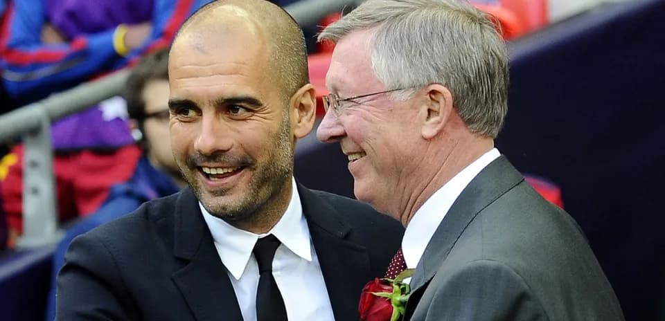 Pep Guardiola y Alex Ferguson saludándose en evento