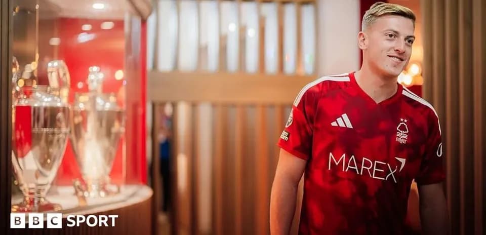 Jugador de Nottingham Forest con trofeos detrás