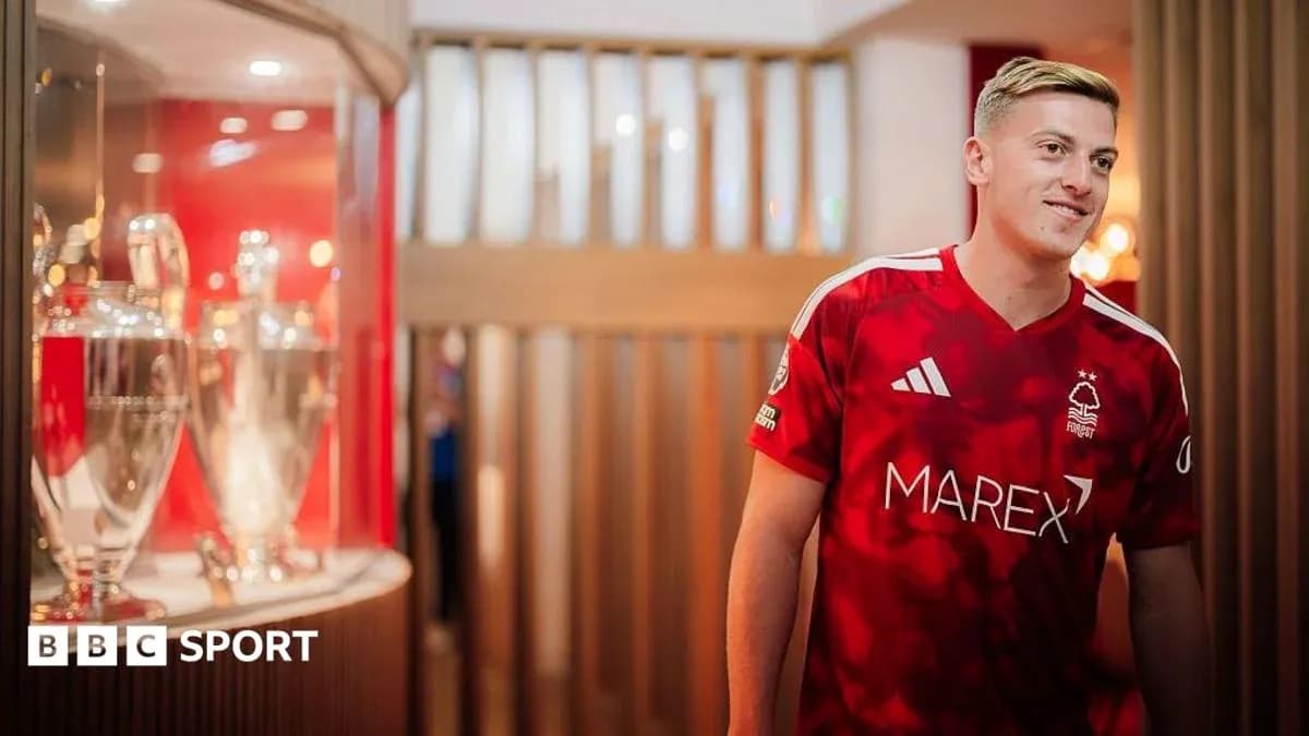 Jugador de Nottingham Forest con trofeos detrás