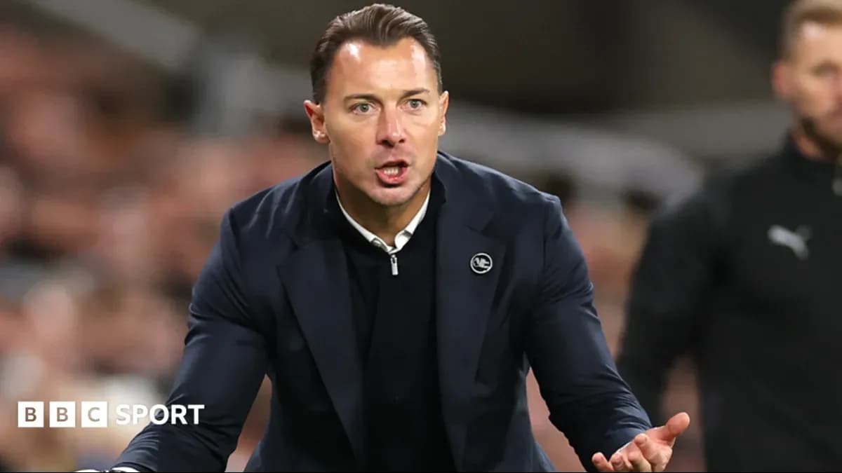 Entrenador gesticulando durante un partido de fútbol