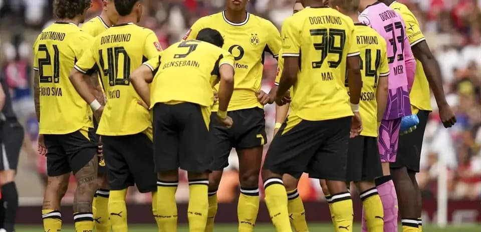 Jugadores de Borussia Dortmund en reunión durante el partido