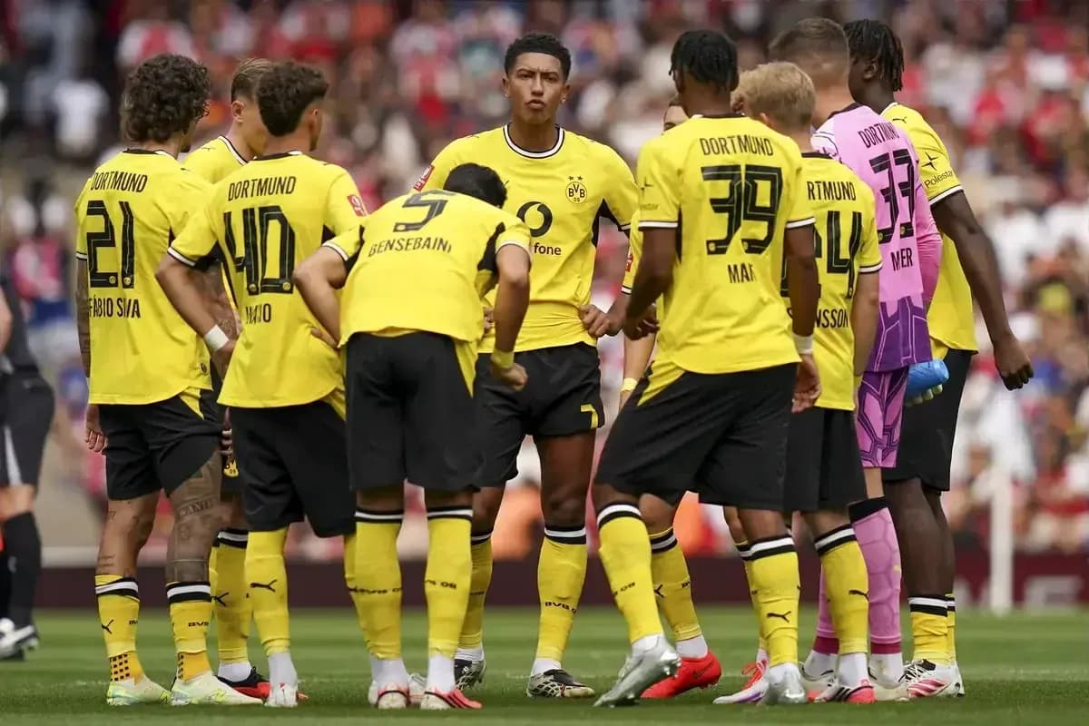 Jugadores de Borussia Dortmund en reunión durante el partido