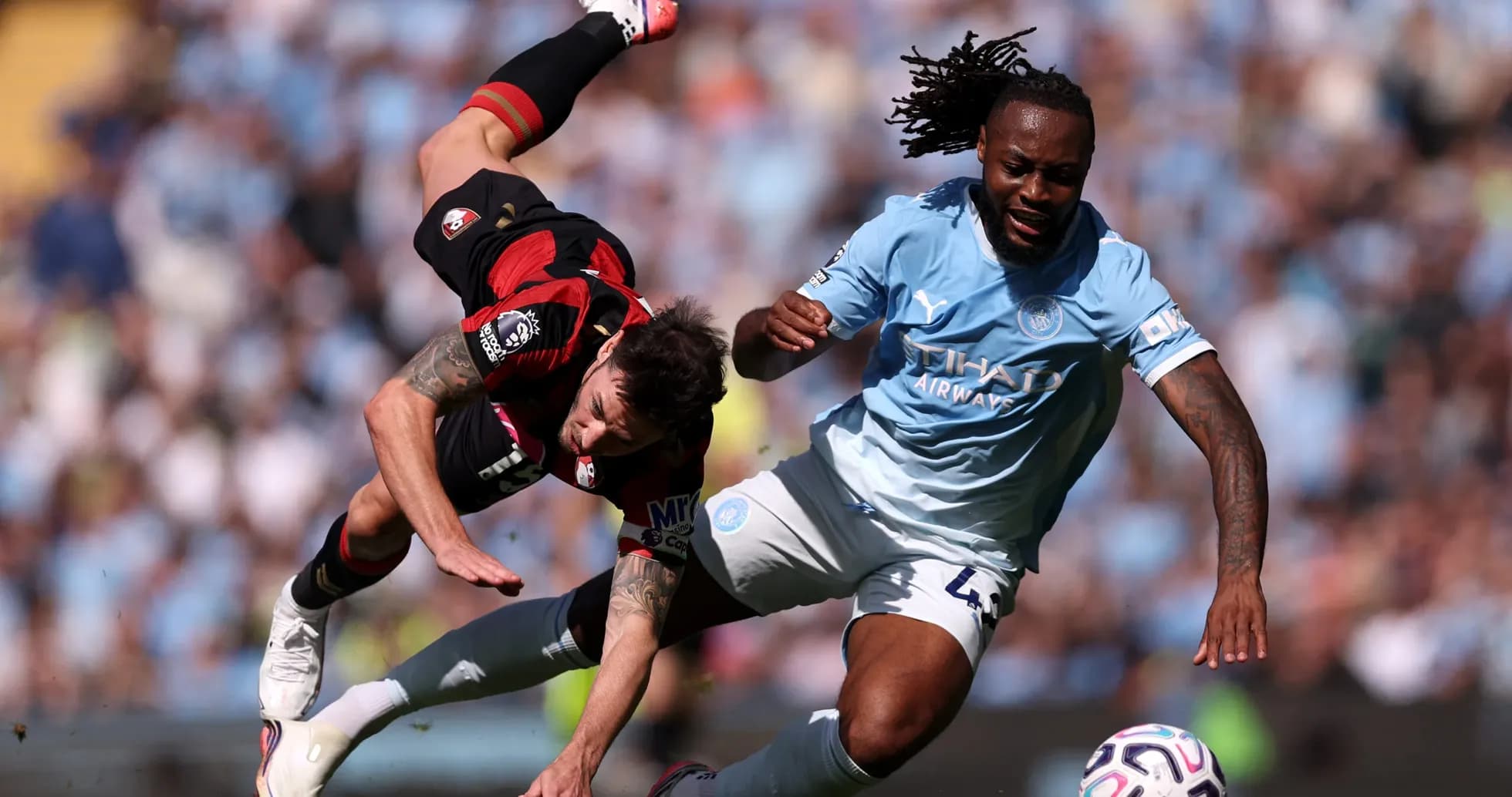 Jugador de Bournemouth cae frente a jugador de Manchester City