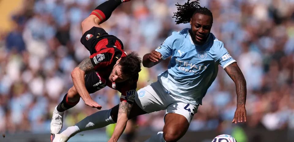 Jugador de Bournemouth cae frente a jugador de Manchester City