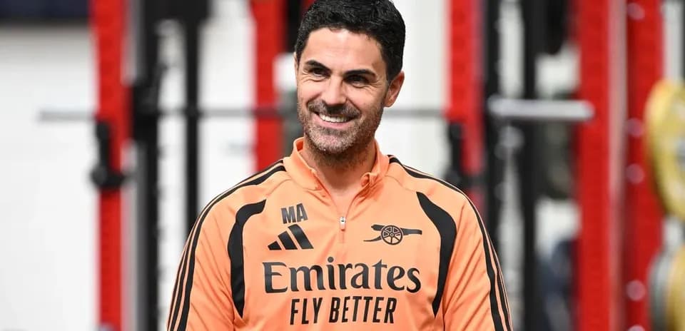 Entrenador sonriente en sesión de entrenamiento