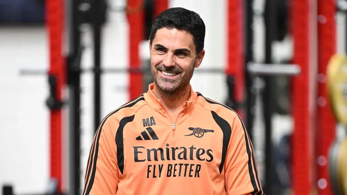Entrenador sonriente en sesión de entrenamiento
