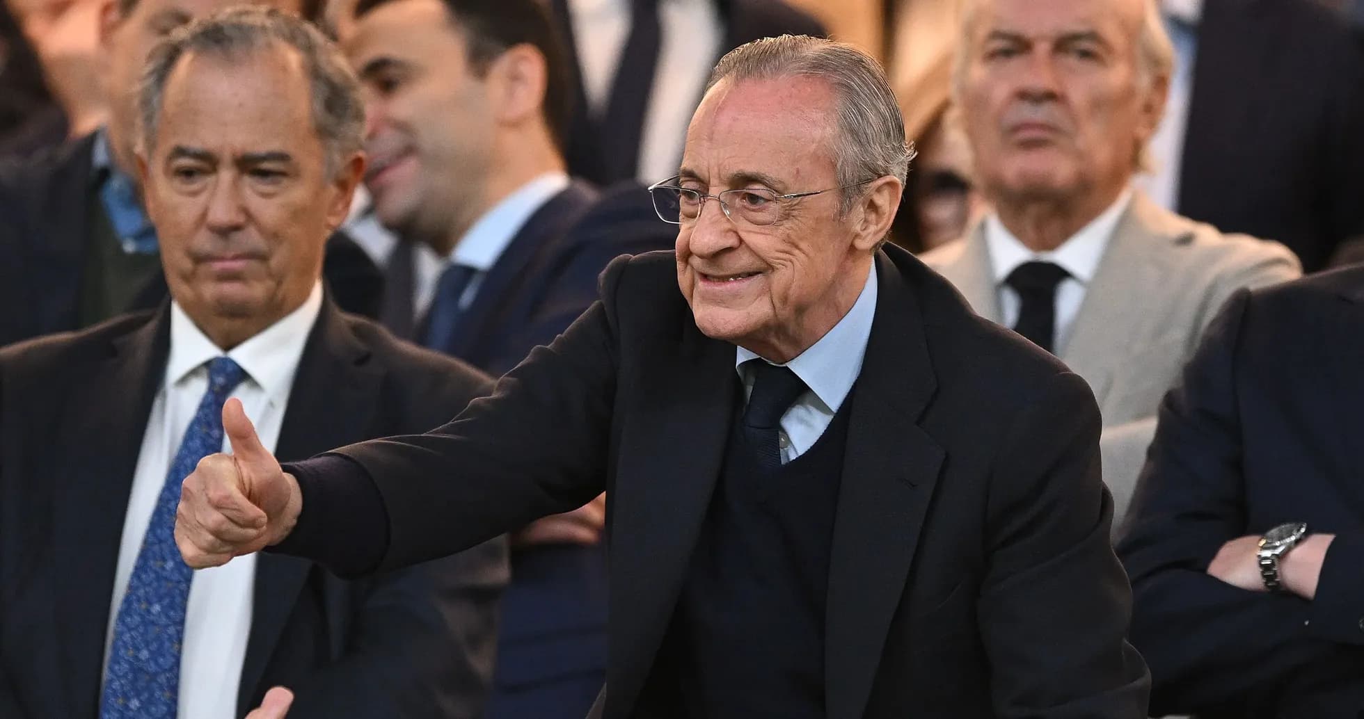 Hombre sonriendo y levantando el pulgar en evento