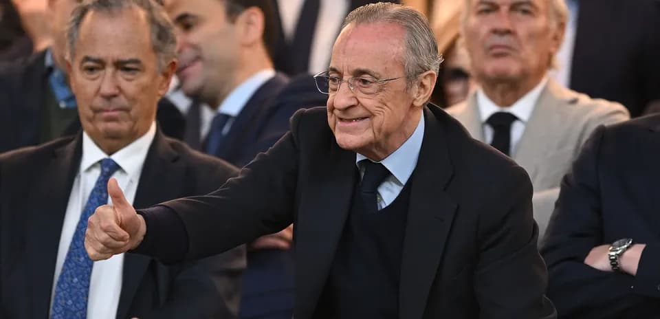 Hombre sonriendo y levantando el pulgar en evento