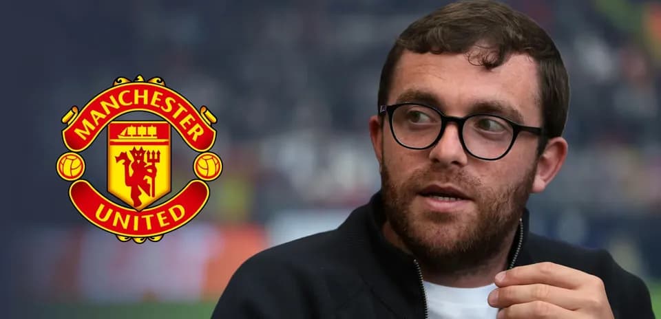 Persona hablando con logo de Manchester United al fondo