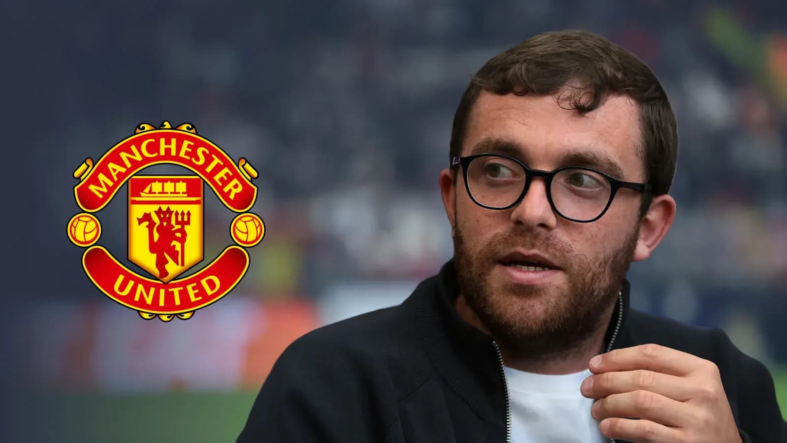 Persona hablando con logo de Manchester United al fondo