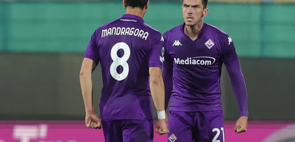 Jugadores de la Fiorentina celebrando en el campo