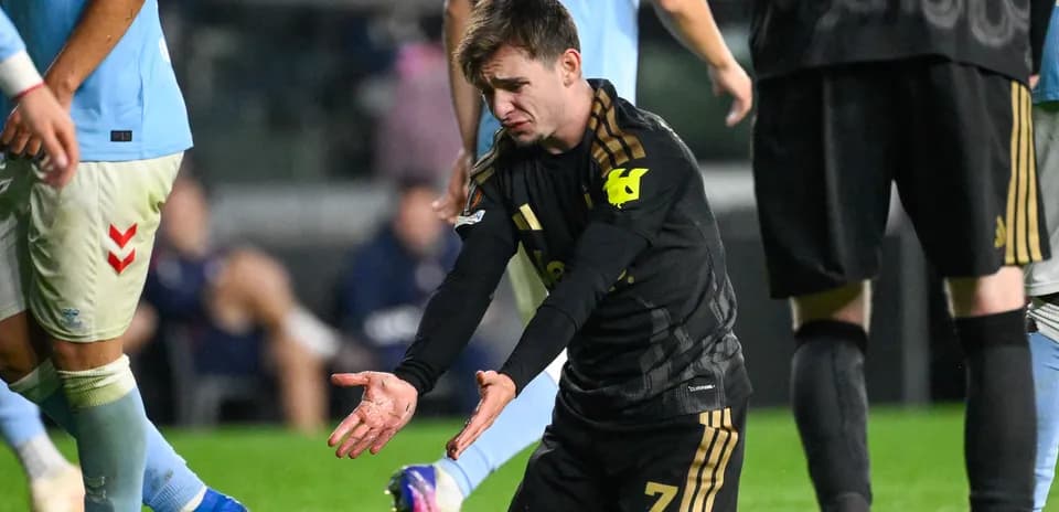 Jugador en el suelo tras una jugada durante el partido