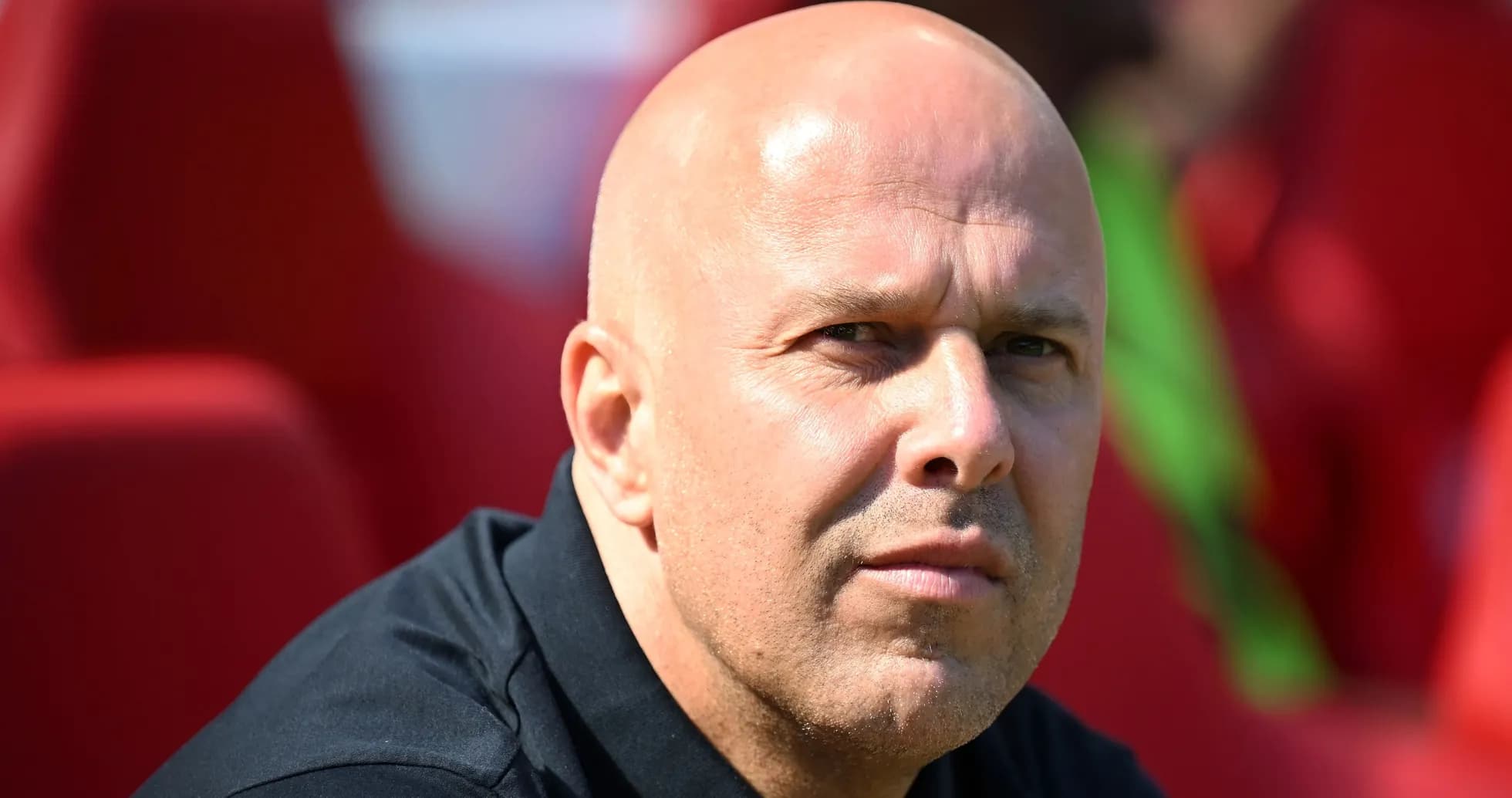 Entrenador observando desde el banquillo durante partido