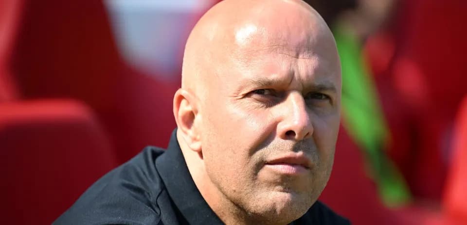 Entrenador observando desde el banquillo durante partido