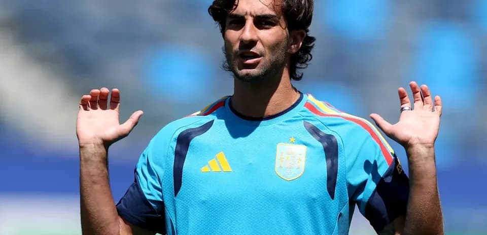 Jugador de España entrenando con manos levantadas