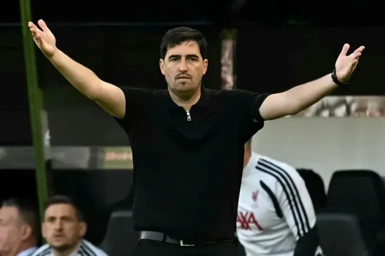 Entrenador gesticulando desde la línea de banda