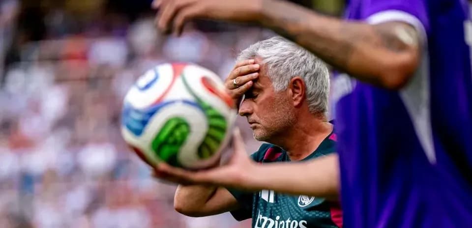 Entrenador con mano en la frente durante el partido