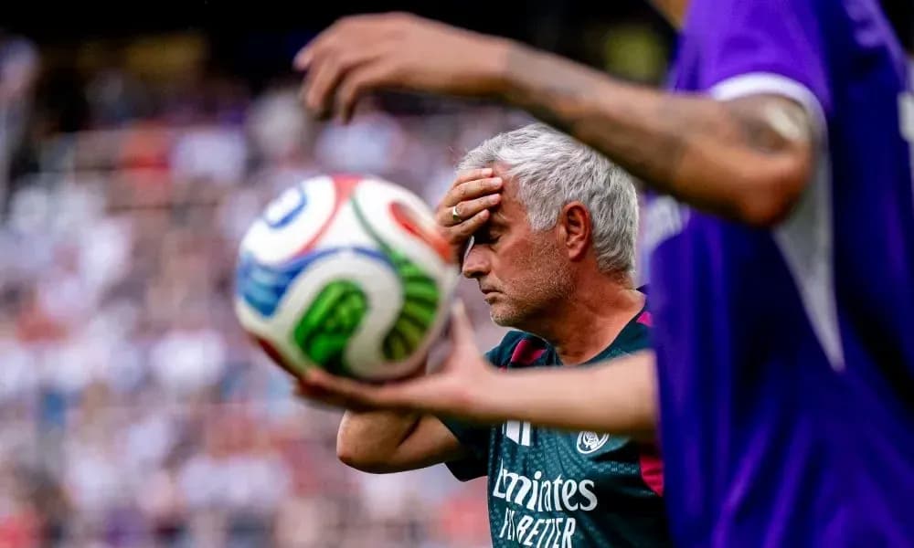 Entrenador con mano en la frente durante el partido