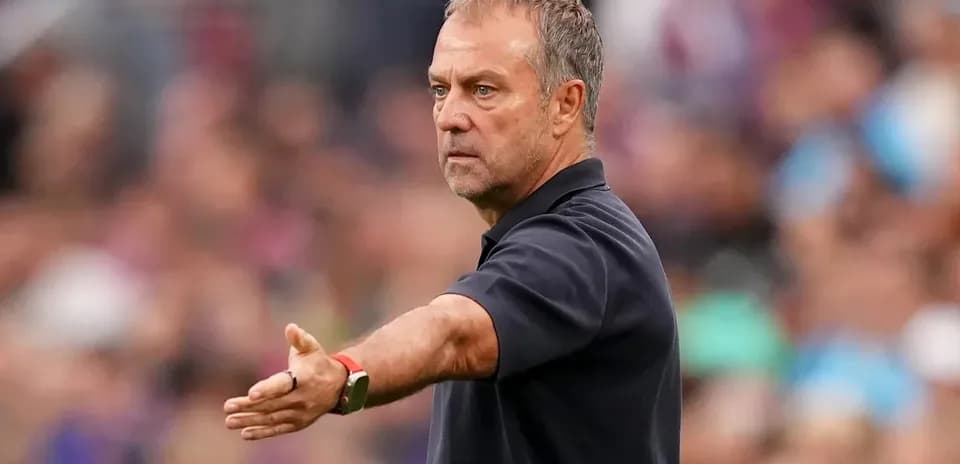 Entrenador dando instrucciones desde la banda del campo