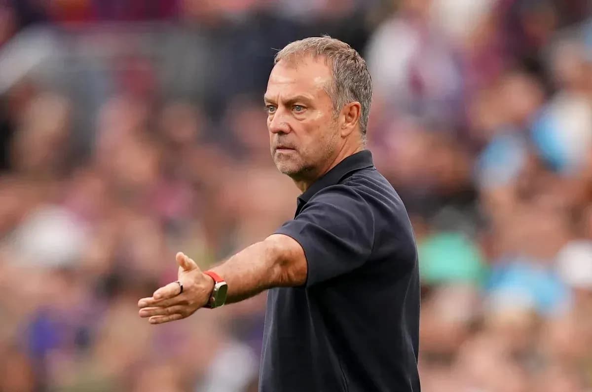Entrenador dando instrucciones desde la banda del campo