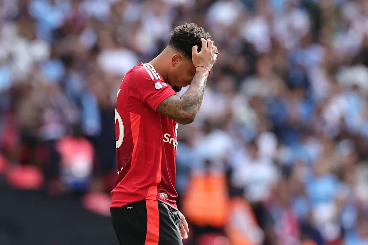 Jugador con camiseta roja se agarra la cabeza