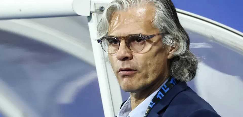 Entrenador observando desde la banca durante el partido