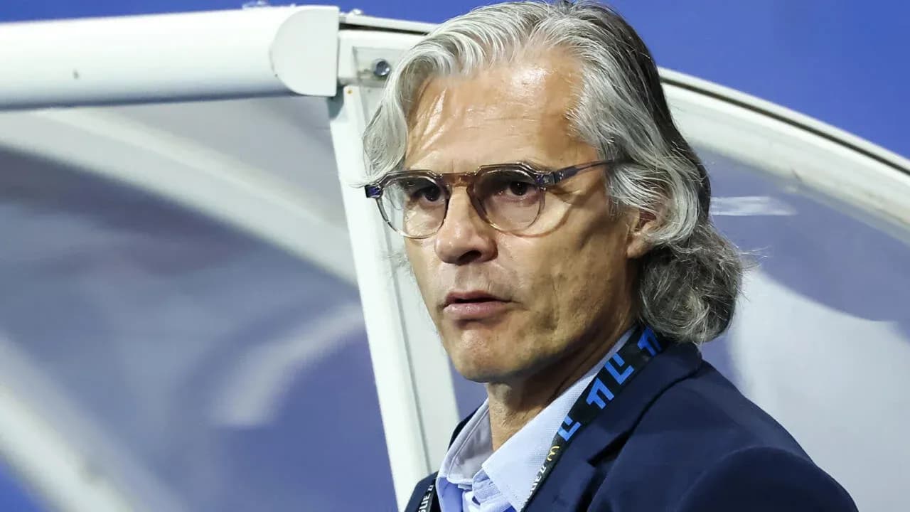 Entrenador observando desde la banca durante el partido
