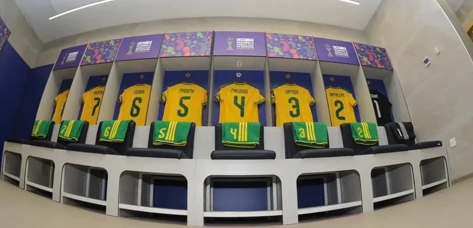 Camisetas de equipo en vestuario antes del partido