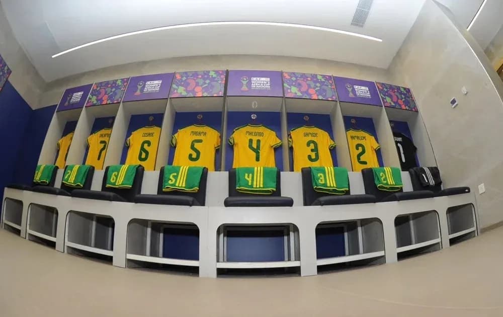 Camisetas de equipo en vestuario antes del partido