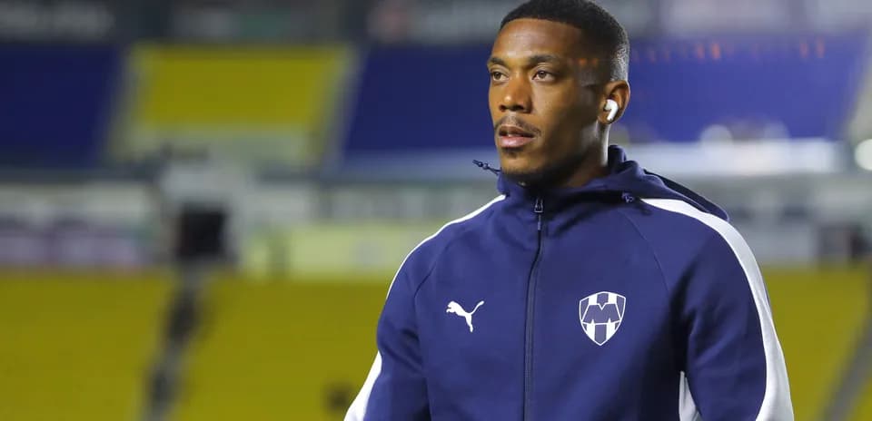 Jugador caminando en el estadio antes del partido