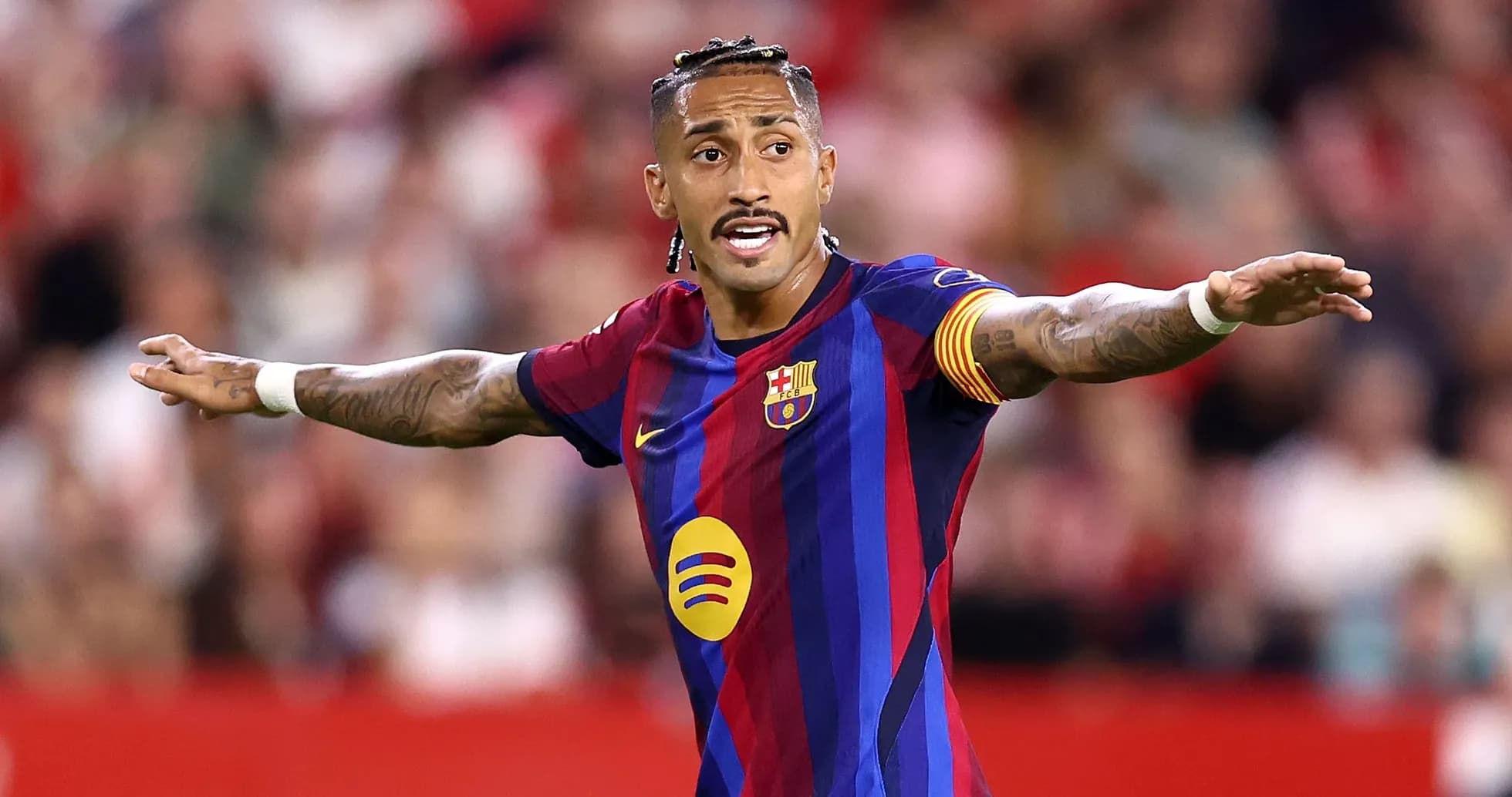 Jugador de Barcelona dirigiendo al equipo en el campo