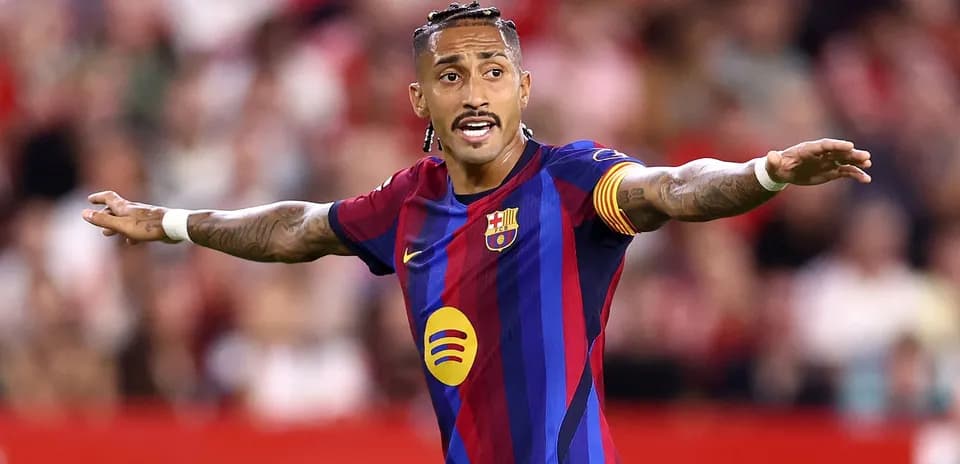 Jugador de Barcelona dirigiendo al equipo en el campo