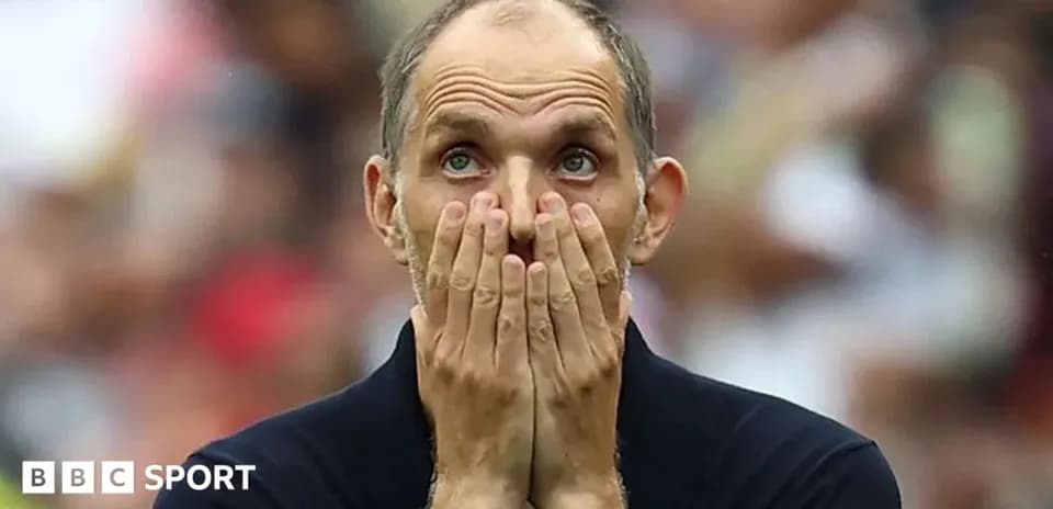 Entrenador con manos en la cara durante el partido