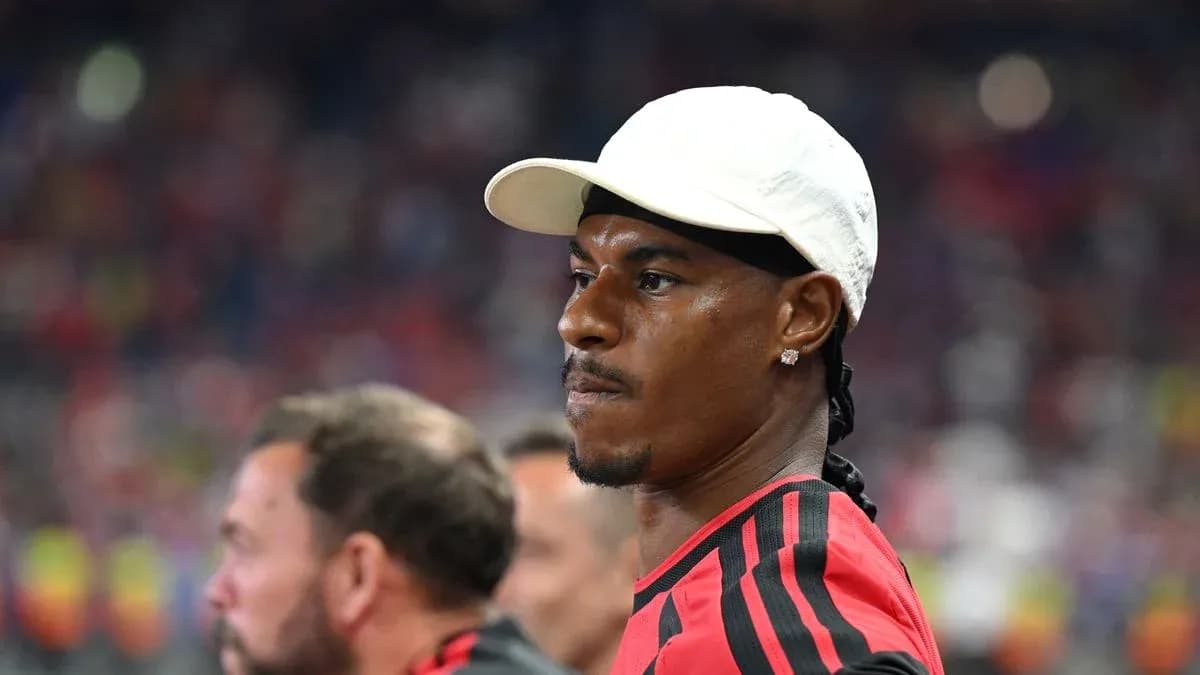 Jugador en la banca durante un partido de fútbol