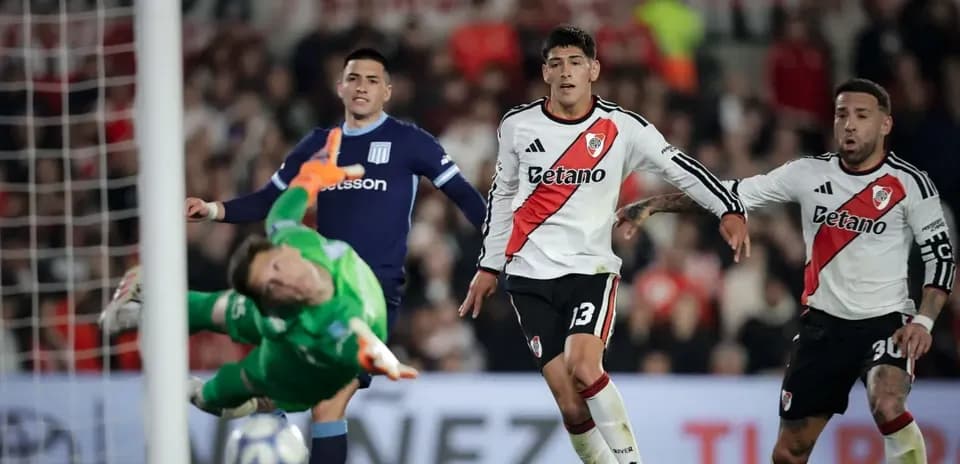 Jugadores de River Plate en acción durante el partido