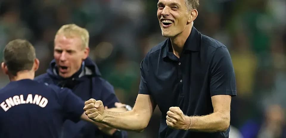 Entrenador celebrando con puños cerrados en el campo