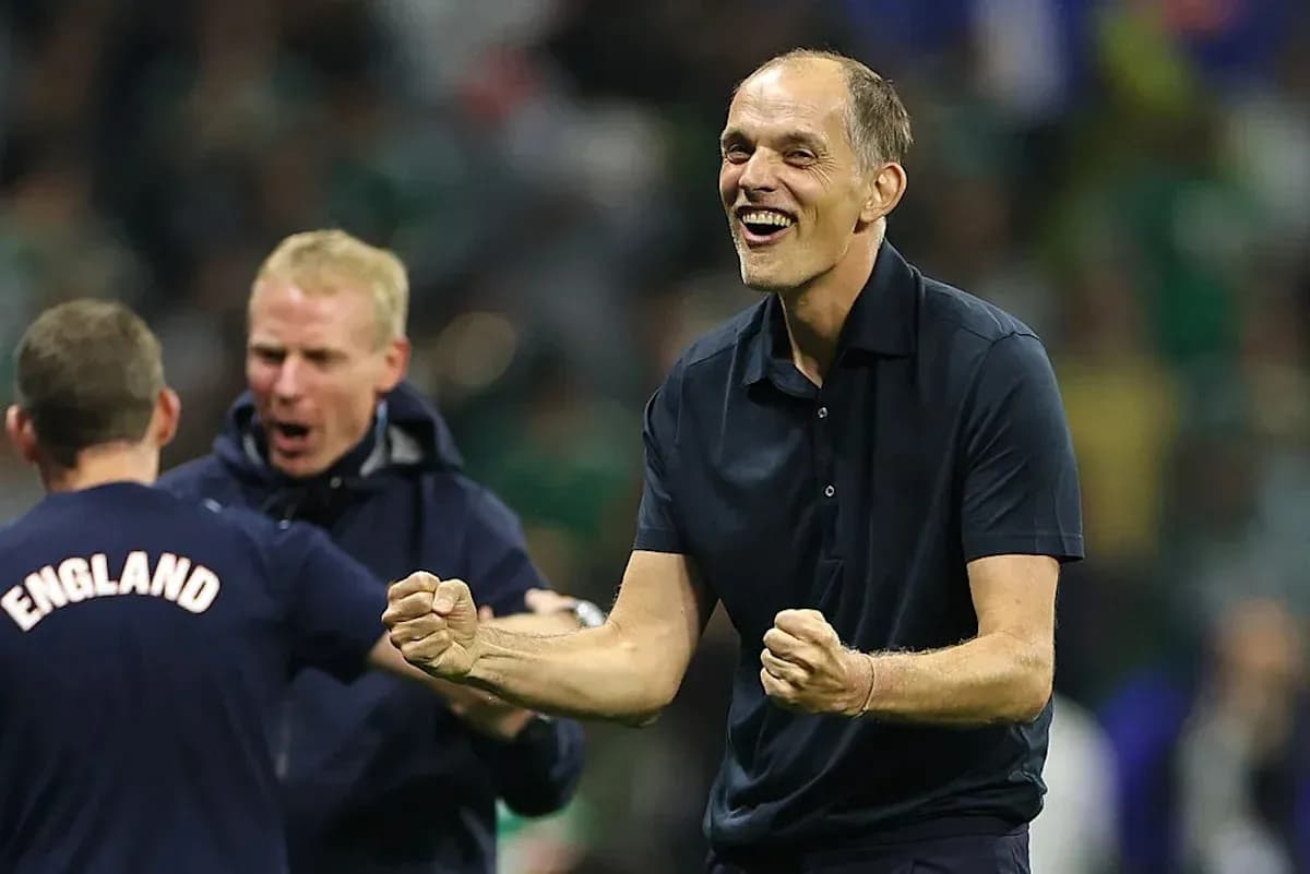 Entrenador celebrando con puños cerrados en el campo