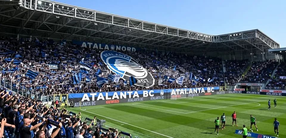 Aficionados de Atalanta en el estadio
