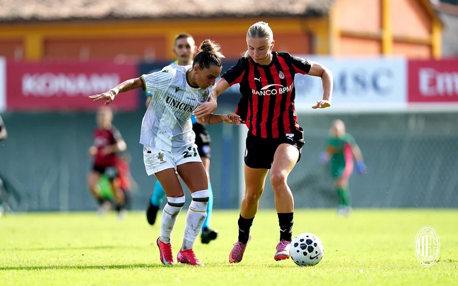 Dos jugadoras compitiendo por el balón en el partido