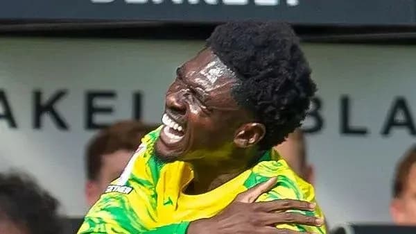 Jugador celebrando un gol en el campo