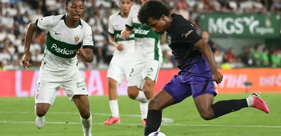 Jugador driblando el balón durante un partido de fútbol