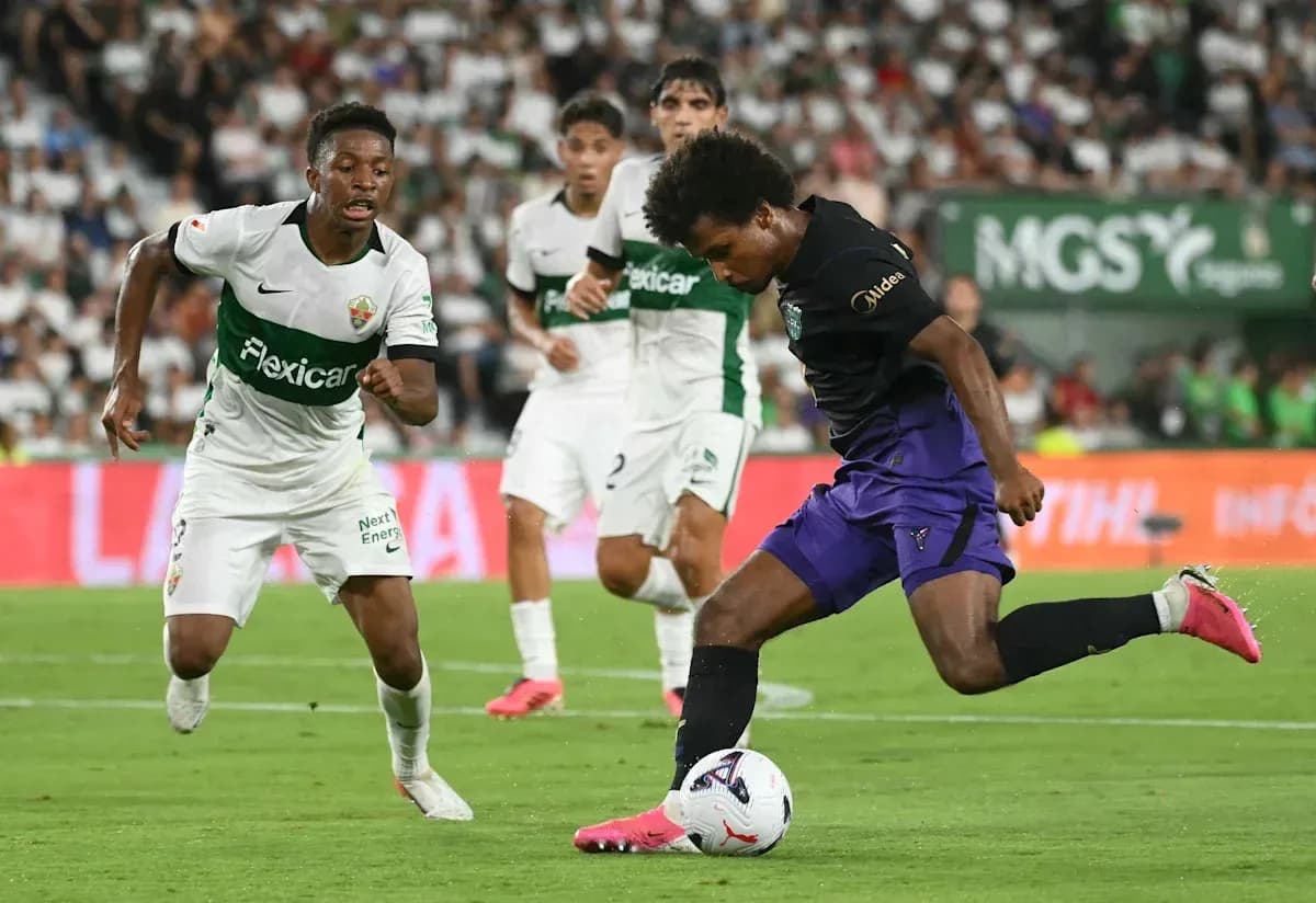 Jugador driblando el balón durante un partido de fútbol