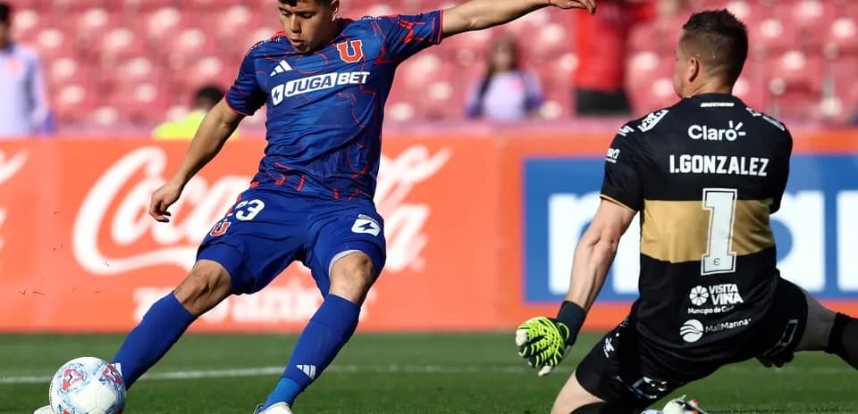 Jugador de Universidad de Chile en acción contra Everton